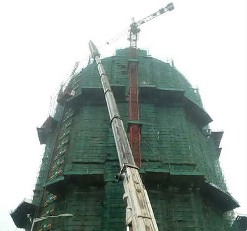 师宗吊车在工地上作业